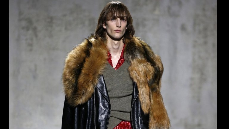 Господата пък трябва да знаят, че една от задължителните връхни дрехи, които всеки трябва да има в гардероба си според модните експерти, е коженото яке. На снимката виждате модел на Дрийс Ван Нотен, показан в Париж.