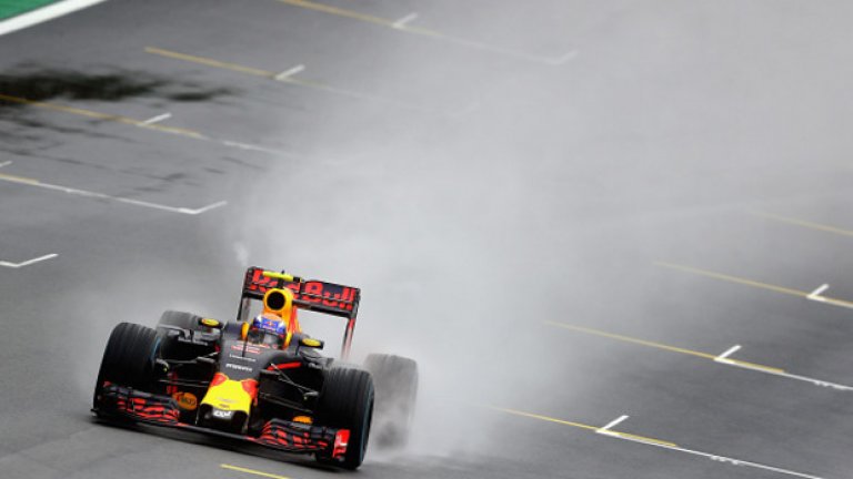 Втори е германецът Себастиан Фетел от "Ферари" с време 1:41.901 минути. Трети се нареди британецът Люис Хамилтън с "Мерцедес" - 1:41.971 минути.