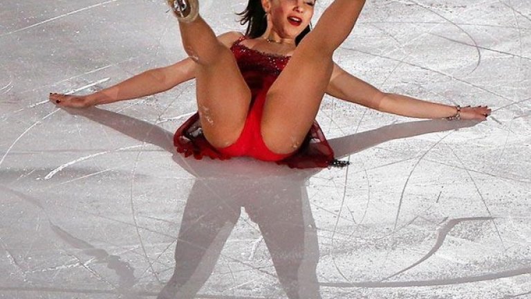 И нещо по-красиво от кеча. Елисавета Туктамишева от Русия пада по време на волната програма на световното по фигурно пързаляне.