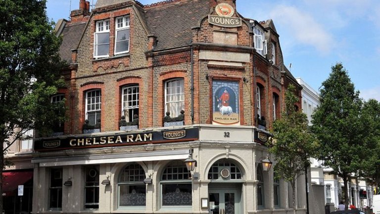 Chelsea Ram - в непосредствена близост до "Стамфорд Бридж" кръчмата "Овенът" е запазена територия за феновете на Челси.