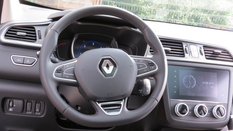 Управлението на новия Kadjar също е с полъх на лукс - мултимедийната система, както и различните системи за сигурност и съдействие на водача (4WD и 2WD Extended Grip, Lock: постоянно задвижване 4х4, Easy Park Assist) - на пътя или извън него са голяма част от удоволствието да си зад волана.