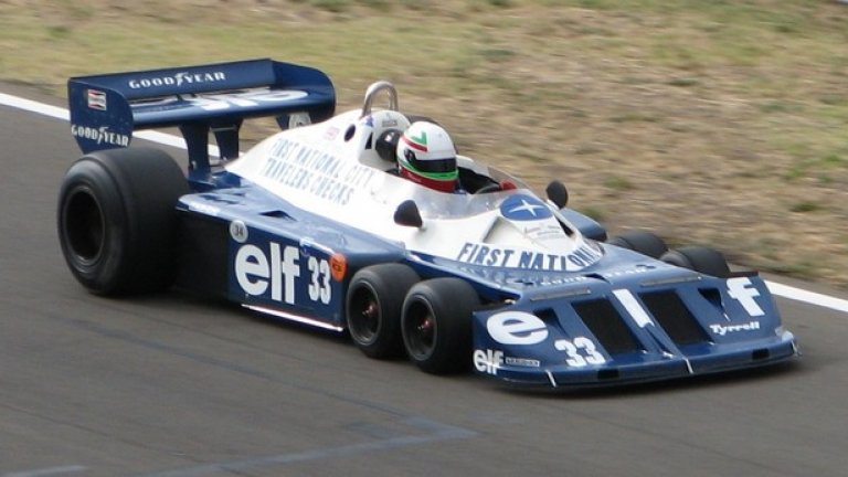 Tyrrell P34 от 1976-1977 година
Р34 е един от най-известните болиди в историята на Формула 1 – четирите малки колела отпред трябва да осигурят по-стабилна предница – двойно повече сцепление на цената на същото аеродинамично съпротивление. Малко по-късно обаче идеята е изоставена, тъй като Goodyear решава да не развива тези малки по размери сликове.