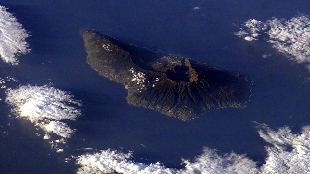 La_Palma_in_Canary_Islands_-_ISS_satellite_image_ISS006-E-29660_-_cropped