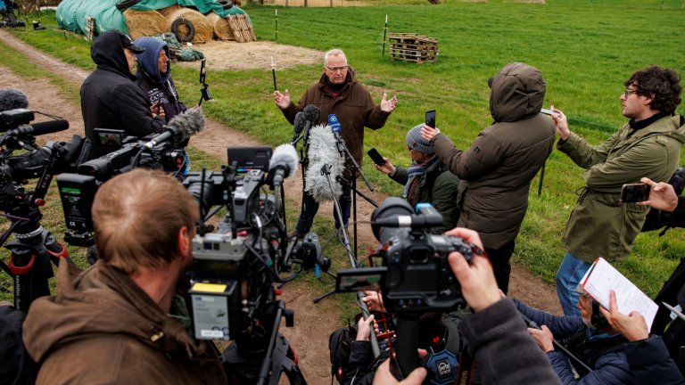 Покрай кита и министър Тил Бакхаус се сблъска със сериозен медиен интерес.