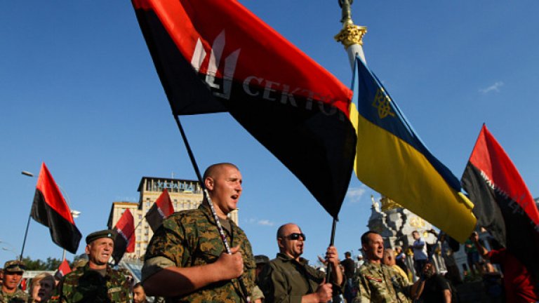 Активистви на крайно дясната партия Десен сектор и на Украинските доброволчески отряди заедно на Майдана след конгрес на партията на 21 юли 
