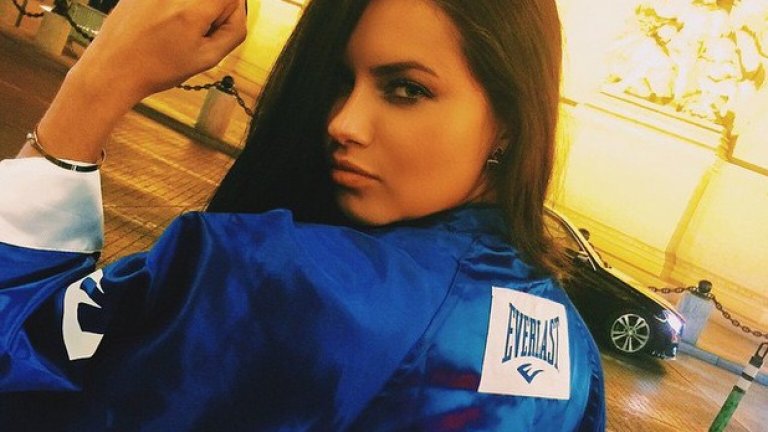 Адриана е луда по бокса - с удоволствие го гледа по телевизията и сама го практикува.