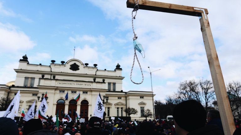 Протестиращи опитаха да влязат в парламента