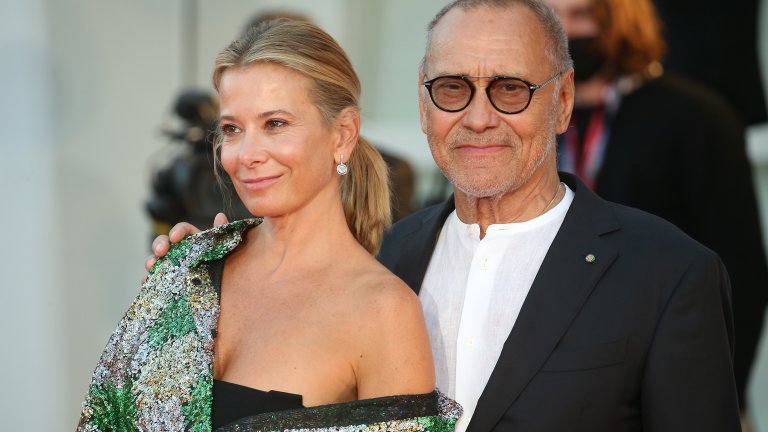 Режисьорът с петата си съпруга Юлия Висоцка, която играе и в повечето му филми напоследък.