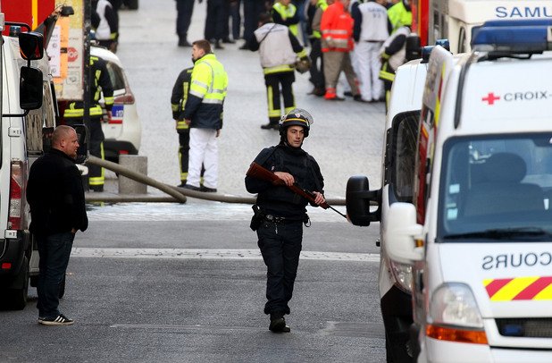 Поне три камиона със стотина военни вече са разположени в Сен Дени, където се провежда акция по залавянето на заподозрени за терористичните атаки