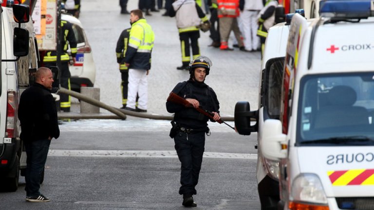Поне три камиона със стотина военни вече са разположени в Сен Дени, където се провежда акция по залавянето на заподозрени за терористичните атаки