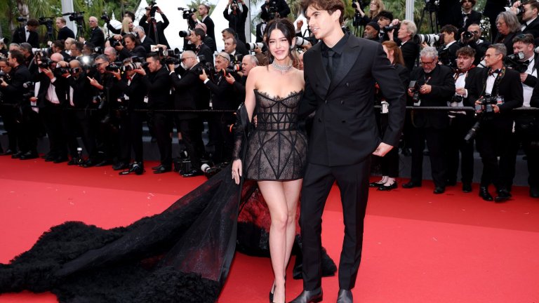 Инфлуенсърката Леа Илеу се представи с къса черна рокля с дълъг шлейф.