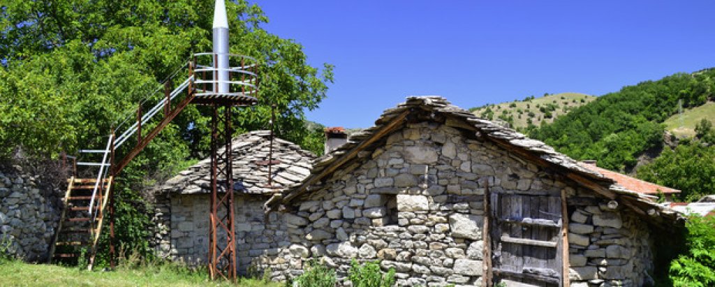 Скромното минаре на молитвения дом в селото.