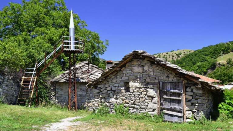 Скромното минаре на молитвения дом в селото.