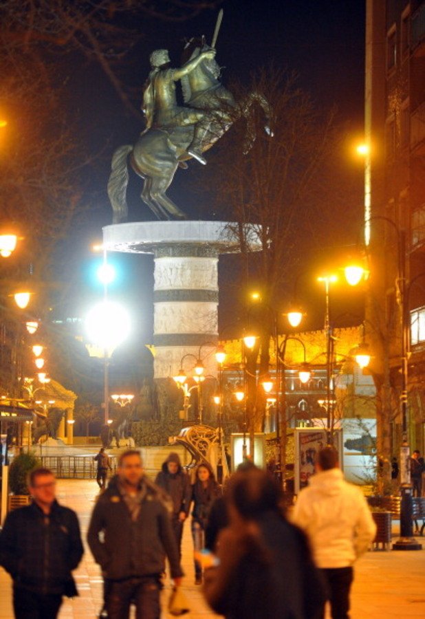 Статуята на Александър Македонски е висока 22 метра. Фонтанът през нощта е осветен в различни цветове