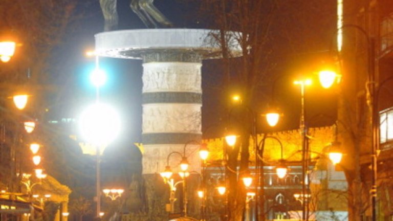 Статуята на Александър Македонски е висока 22 метра. Фонтанът през нощта е осветен в различни цветове