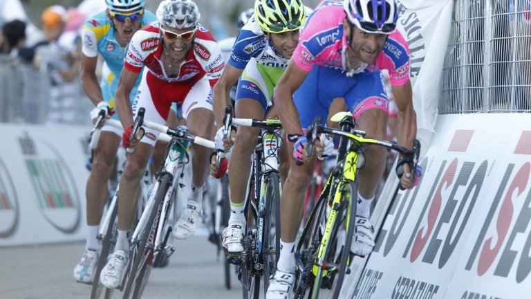 6. Почитането на Микеле Скарпони 
Дни преди старта загина шампионът от 2011 г. Микеле Скарпони. Един от най-силните италиански катерачи през последното десетилетие има още три победи в престижни многоетапни състезания: Тиренто-Адриатико през 2009 г., Обиколката на Каталуня и Обиколката на Алпите през 2011 г.