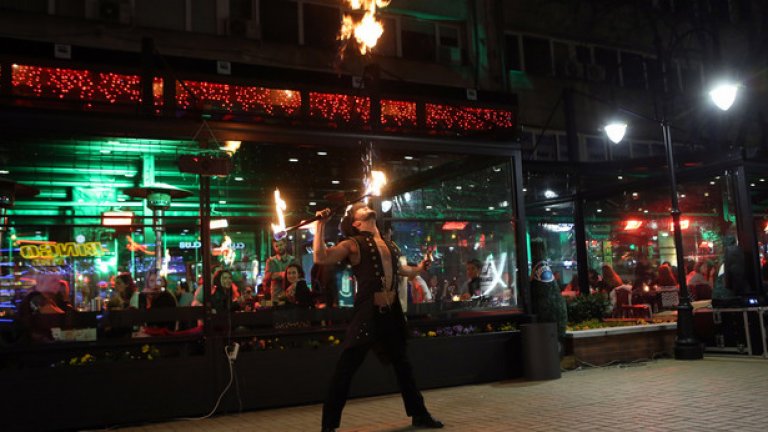 Редица нощни заведения на ул. Витошка също се включиха в празника и бяха осветени в зелено, а множество улични артисти, инсталации и събития допълниха неповторимата вечер