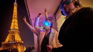 Много страни посрещнаха по-скромно от обичайното Нова година - някои под карантина, други от хотелските балкони, трети - с полупразни площади.
 
 В галерията вижте кадри от света от минутите след полунощ:  
В Париж ограниченията не попречиха на купона, само малко го промениха. Така балконите на хотелите около Айфеловата кула се превърнаха в място за диджйески партита, семейни сбирки и споделена радост от настъпването на Новата година.