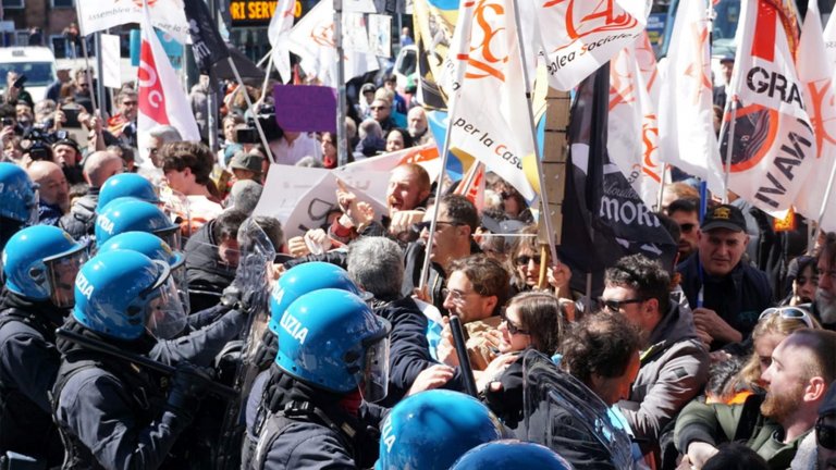 Въвеждането на таксата беше посрещнато с протести и дори сблъсъци с полицията.