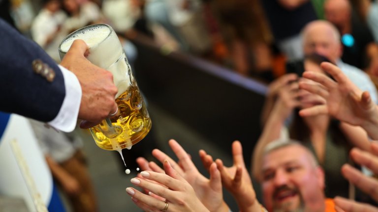 Бирата на Октоберфест потече точно в 12 на обяд местно време