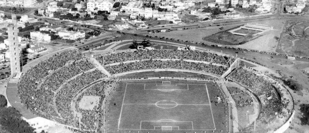 "Сентенарио" в Монтевидео приема първия финал на световно първенство през 1930-а между Уругвай и Аржентина. Домакините печелят с 4:2 пред близо 70-хилядна публика.