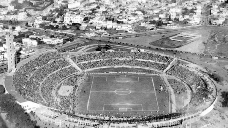 "Сентенарио" в Монтевидео приема първия финал на световно първенство през 1930-а между Уругвай и Аржентина. Домакините печелят с 4:2 пред близо 70-хилядна публика.