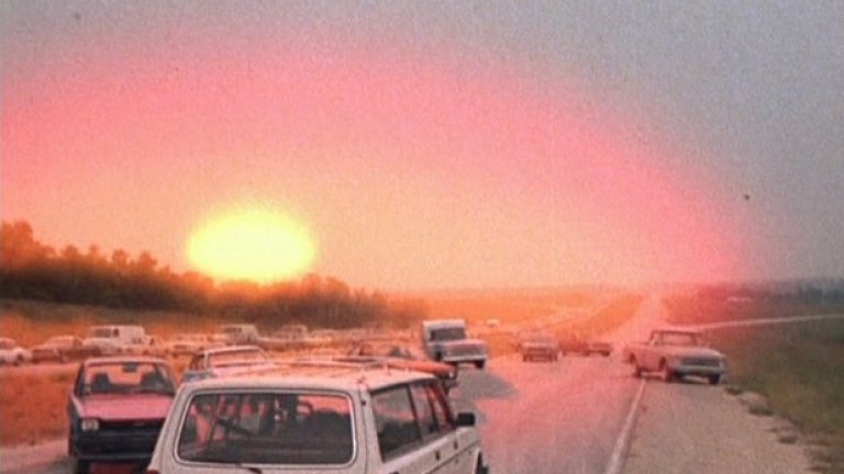 "На другия ден"Още един класен филм, вкоренен в страховете от Студената война. Този път тонът е сериозен, а заплахата от взаимно ядрено унищожение изпраща мравките на тревожността по гръбначния стълб на публиката. Особено когато "На другия ден" излиза в началото на 80-те години на миналия век. Това е телевизионен филм на ABC, а премиерата е гледана от 100 милиона души. До днес това остава заглавието с най-висок рейтинг в историята на телевизията.