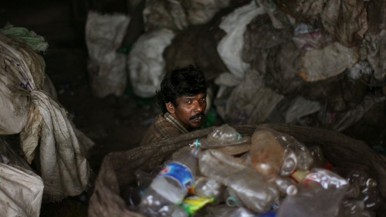 Властите в Индия масово арестуват нелегални производители на алкохол след десетки случаи на загинали от фалшиви спиртни напитки в рамките само на дни.