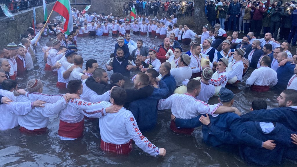 Напук на пандемията и мерките, калоферци изиграха своето ледено хоро