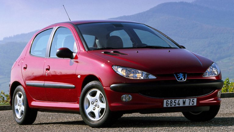 Peugeot 206 дебютира през 1998 година, а седанът се появи едва през 2005. Преди него марката пусна СС (купе-кабриолет) и комби вариант.
