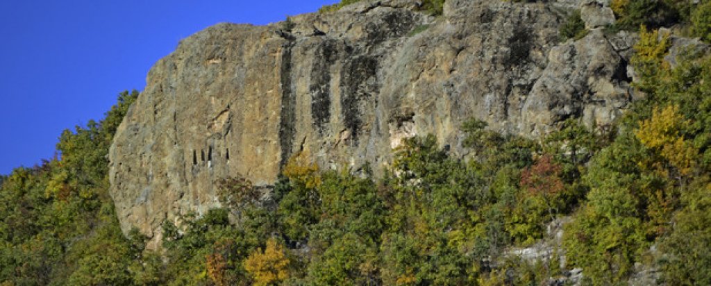 Още при първите крачки в далечината се показват група непристъпни скали, с издълбани в тях сакрални ниши.