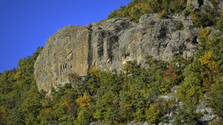Още при първите крачки в далечината се показват група непристъпни скали, с издълбани в тях сакрални ниши.