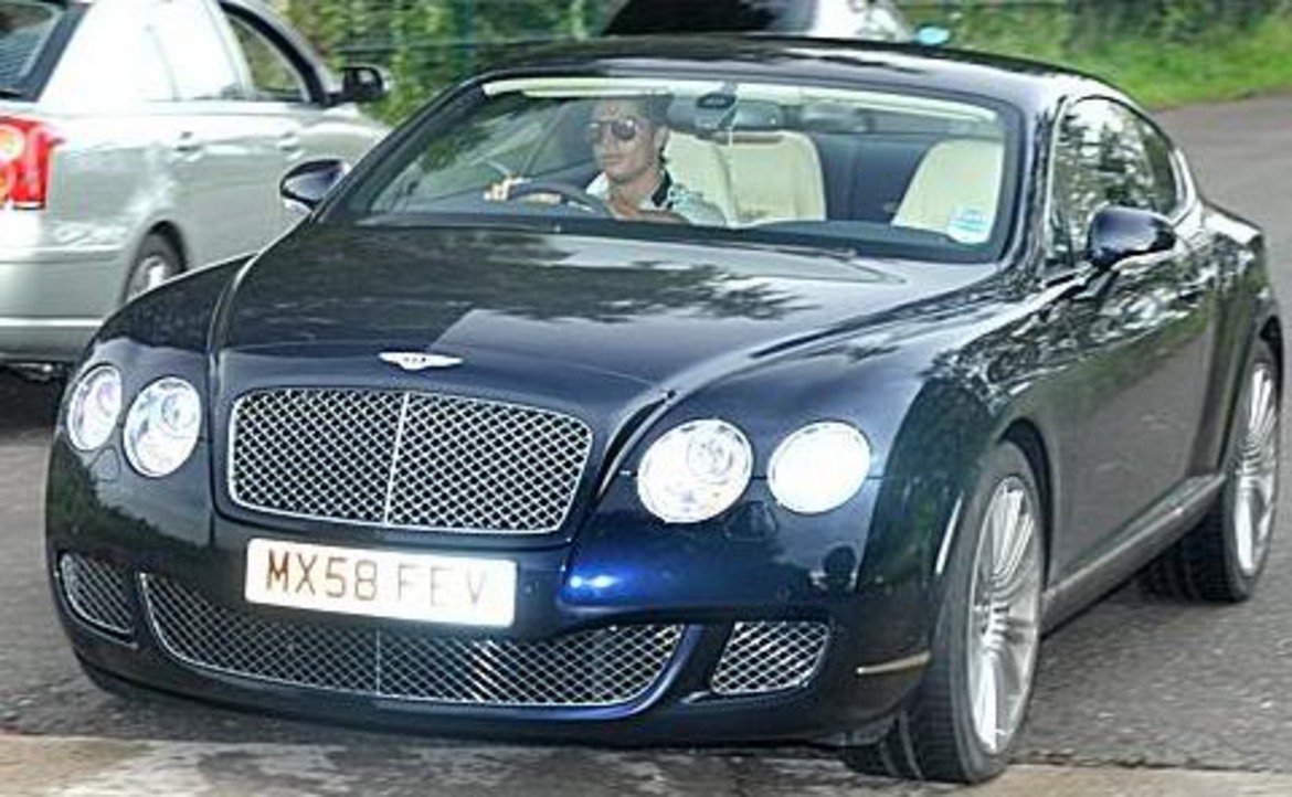 Bentley GT Speed
През следващата 2009-а най-скъпата придобивка в автопарка му бе това Bentley за 220 000 долара. Впоследствие обаче португалецът реши да се раздели с автомобила и го обяви за продан. Хубавото на луксозните автомобили е, че с годините цената им не пада, особено ако са били собственост на суперзвезда от калибъра на CR7.