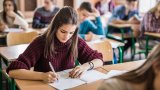 Алтернативната тема е за есе и е "Авторитетите днес"