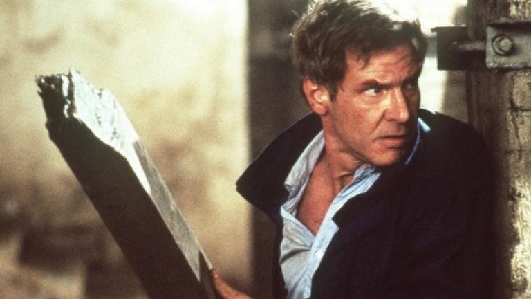 10. "Реална опасност" (Clear and Present Danger, 1994)
Много актьори са играли знаменития герой на Том Кланси – Джак Райън, сред които Алек Болдуин и Бен Афлек. Но онзи герой, с когото зрителите най-силно се асоциират е изигран именно от Форд във филма на Филип Нойс от 1994-та. Този криминален екшън е третият филм за Джак Райън и вторият, в който участва Форд в главната роля – и е много добър, защото в най-голяма степен улавя духа на героите от романите на Кланси, а на Форд някак много естествено му се получава да играе зрял екшън герой.
