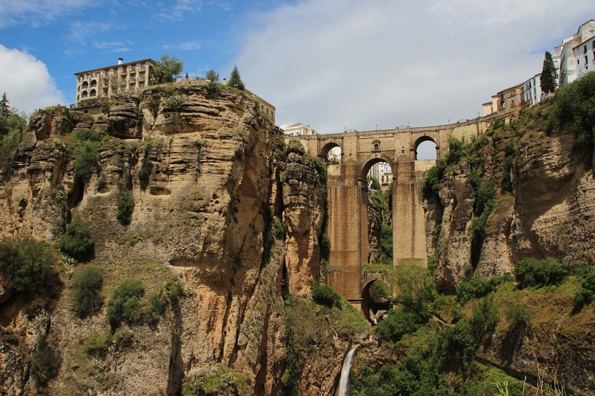 Ронда в областта Андалусия е един от най-интересните испански градове, въпреки че не е толкова популярен, колкото Мадрид и Барселона. Той е построен върху скални възвишения и е разделен наполовина от дълбок каньон, в който тече река Гуадалевин. 

Най-голямата забележителност на Ронда е Puente Novo – Новият мост. Височината му е 98 метра, а с него са свързани много предания. Според някои вътрешните помещения в моста са служили за затворнически килии през XVIII век. Други твърдят, че от Новия мост са хвърляли жени, обвинявани във вещерство. Мостът не е подходящо място за хора със страх от височините. 

Ронда е родният град на бикоборството. Там се намира Плаза дел Торос – най-старата арена за бикоборство в Испания, построена още през 1784-а. Тя е и най-голямата в страната с диаметър 66 метра и единствената арена, която има каменни заграждения около терена си. На Плаза дел Торос ежегодно се провежда “Корида Гоеска“ - най-прочутата и престижна борба с бикове, където тореадорите носят костюми от XVIII век, както ги е рисувал художникът Франсиско Гоя. 

Ронда е едно от любимите места на Ърнест Хемингуей, където той прекарва много от летата си. Писателят е имал резиденция в стария квартал на града, която е използвал през топлите месеци. 
