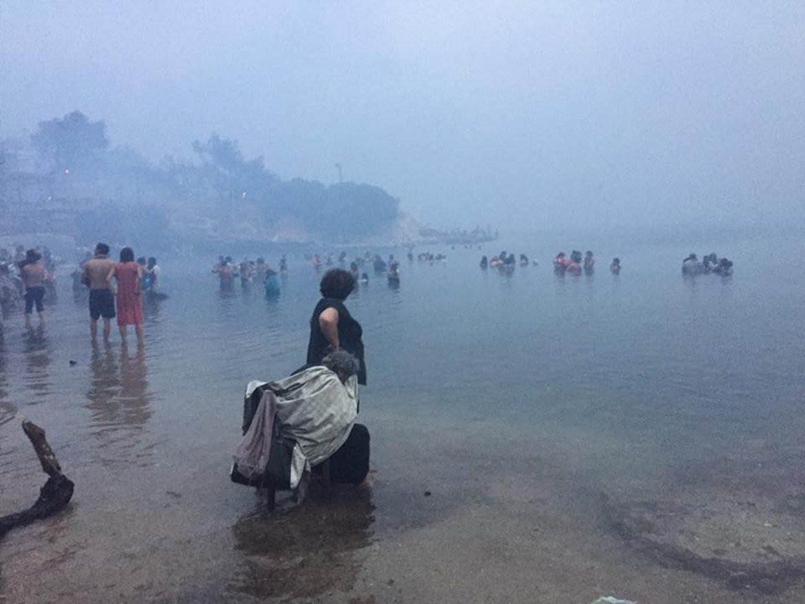 Туристи търсят спасени от дима и огъня на крайбрежната ивица. Снимки: Kalogerikos Nikos / Twitter