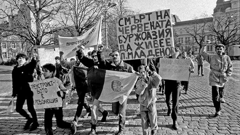 Според Джони, в тази снимка е събран целият български преход
