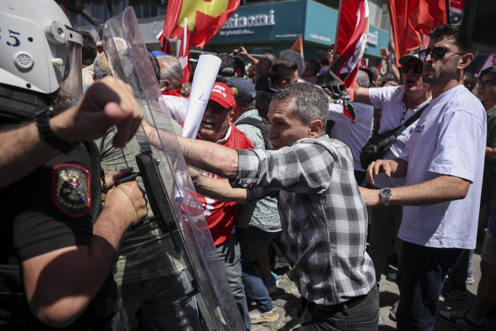 Водни оръдия и арести на протест на турската опозиция в Измир
