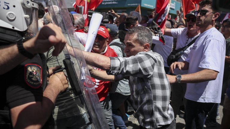 Водни оръдия и арести на протест на турската опозиция в Измир