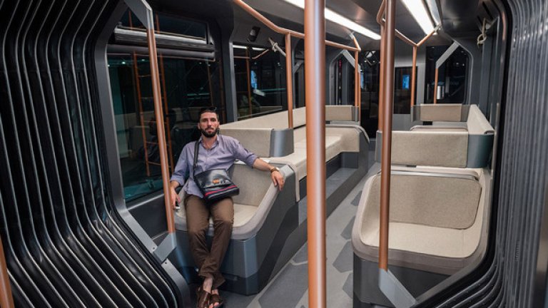 Самостоятелните седалки не са особено практични, ако трамваят се напълни