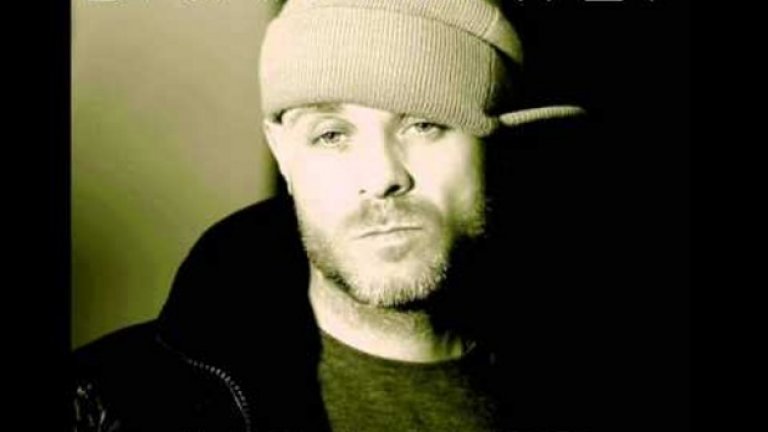 Брайън Харви сам се прегази с колата
Неповторимата случка с бившия член на бой бандата East 17 е от 2005 г., когато той пробва да съживи музикалната си кариера със серия концерти във Великобритания. Харви някак успява да падне от колата си и сам да се прегази с нея. По-късно признава, че изял твърде много печени картофи и отворил вратата на колата в движение, за да повърне. Последвалото му падане води до сериозни контузии на гръбнака и проваля концертите.