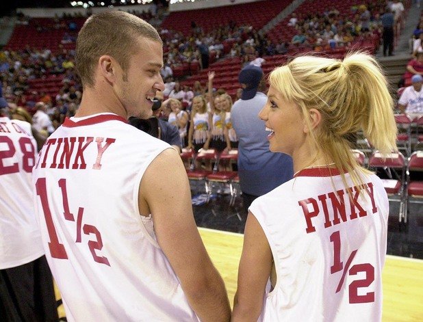 С Бритни Спиърс на детско баскетболно благотворително събитие през 2001-а.
