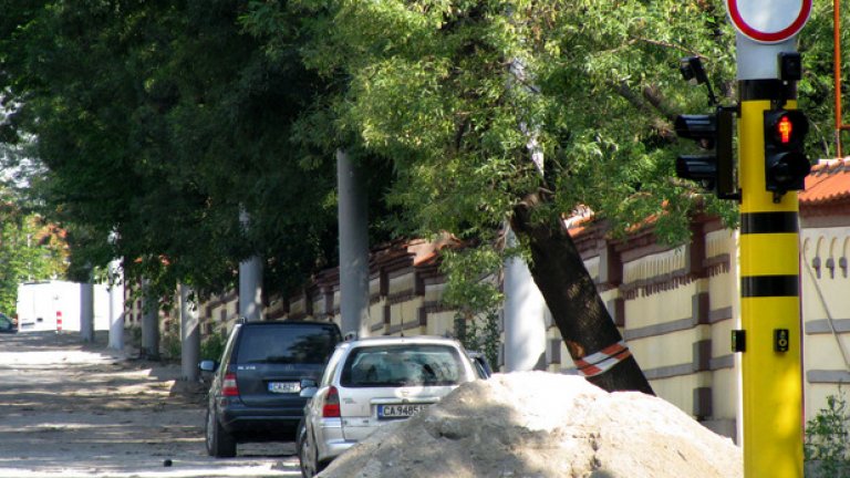 Оградата на Семинарията, където в съседство ще бъдат прокарани нови трамвайни релси