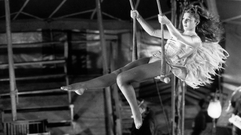 \"Криле на желанието\" (1987)
Вим Вендерс печели наградата за режисура на кинофестивала в Кан за тази лента. Прекрасен филм, разказващ за двама ангели, които кръжат над Берлин и следят животите на хората. До момента, в който не се появява Марион - кр