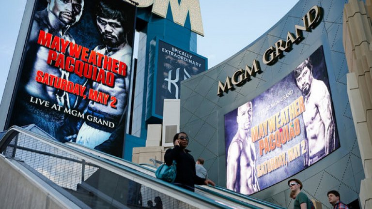 Лас Вегас - традиционно място за реклами, лъскави промоции и големи шоута, е обсебен от Мача на века.