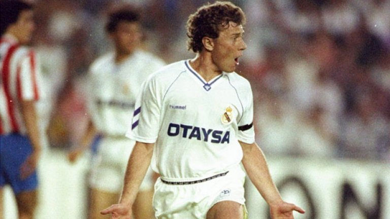 Емилио Бутрагеньо.
Не е титулуван като Платини, нито сред великите като Марадона. Но той бе сърцето (и кръстникът) на Петорката на Ястреба - Куинта дел Бутре, която изгради Реал Мадрид в средата на 80-те. Само свои, само отдадени на каузата и отлични играчи. Бутрагеньо вкара четири гола на Дания на световното през 1986-а, където обаче Испания не стигна далеч. Чаровник на играта, без да бъде от нивото на Марадона и Зико.