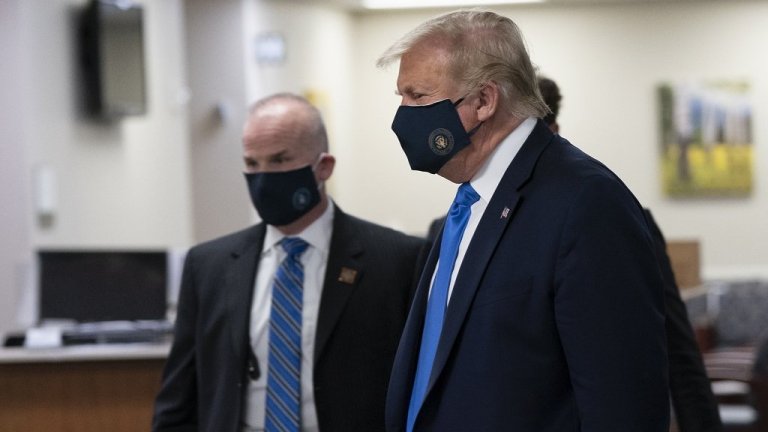 "Особено когато сте в болница, мисля, че се очаква да носите маска", каза той на излизане от Белия дом
