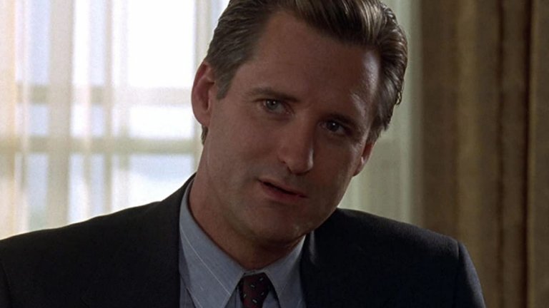 Бил Пулман в "Денят на независимостта" (1994 г.)
Връщайки се в полето на филмите за забавления, Пулман демонстрира що е то "обединител на нацията" с една незабравима реч във фантастиката на Роланд Емерих. В "Денят на независимостта" (Independence Day) актьорът играе президентът Томас Дж. Уитмор.
Той има изключително лошия късмет да е начело на САЩ, когато извънземна раса решава да завладее планетата Земя. От президента зависи много, но не всичко. Но в най-правилния момент той дърпа реч, която да даде увереност на войниците пред лицето на един технологично превъзхождащ ги враг. Пак нагарчащо патриотично, по американски, но развлекателно.