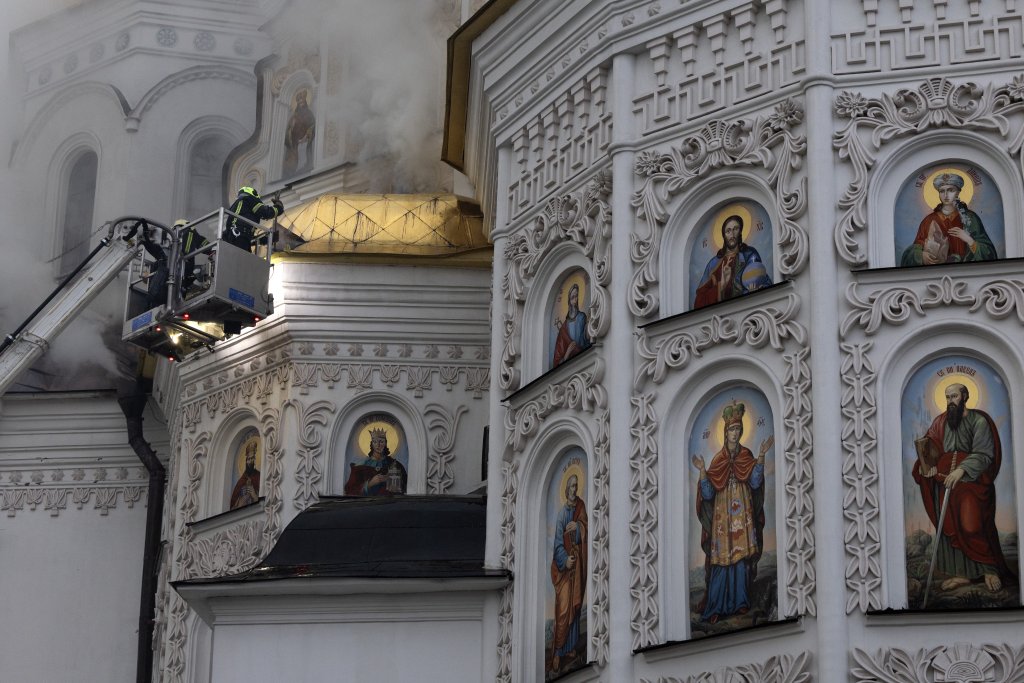 Русия бомбардира Киевско-Печорската лавра - един от най-древните манастири на Европа (СНИМКИ)